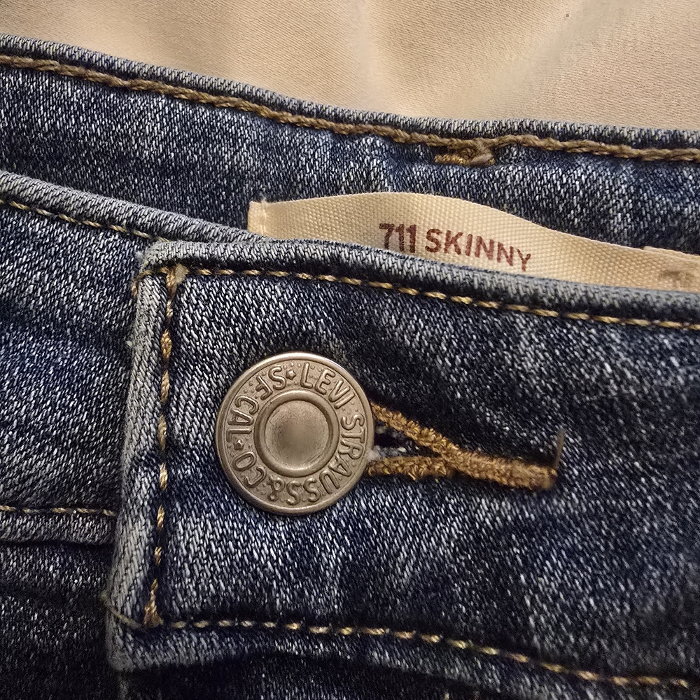 Levi's Distressed Skinny Jeans - Picture 12 of 13